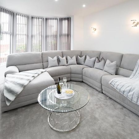 Large, Modern Family Home With Hot Tub Blackpool Eksteriør bilde