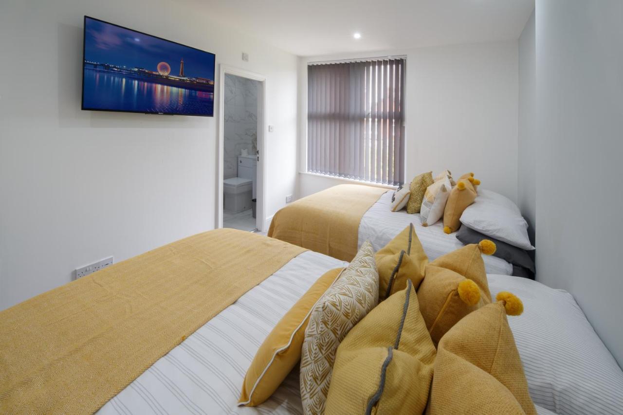 Large, Modern Family Home With Hot Tub Blackpool Eksteriør bilde
